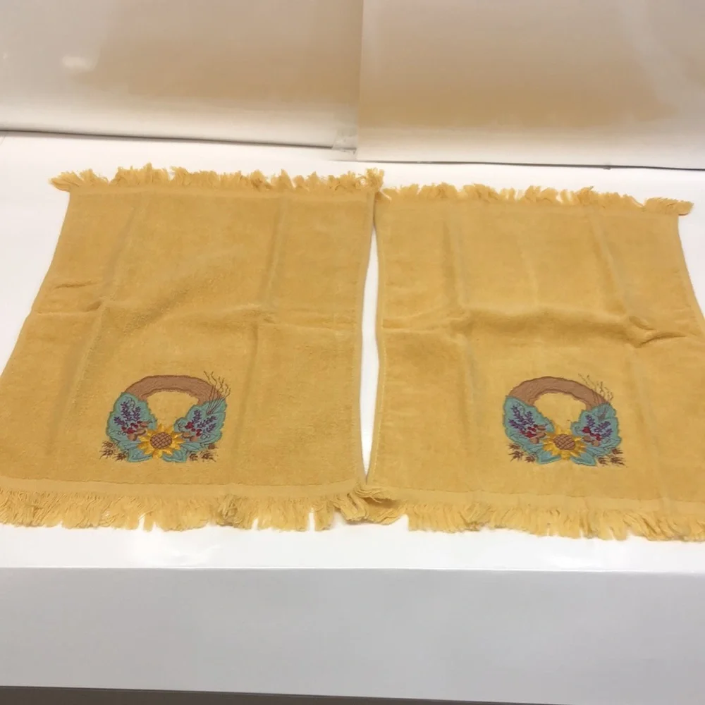 Cecil Saydah Company Hand & Fingertip Towels: Yellowish